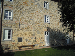 finestre-in-legno-bianco-2-ante-con-traversi-alla-toscana-e-scuroli-(2)