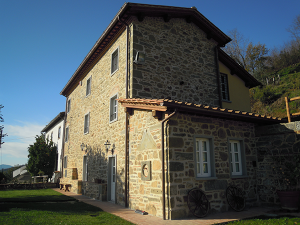 finestre-in-legno-bianco-2-ante-con-traversi-alla-toscana-e-scuroli-(3)