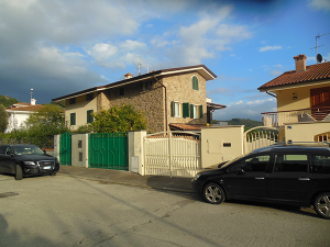 finestre-in-legno-bianco-e-persiane-di-legno-verde