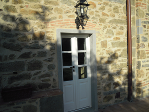 porta-finestra-2-ante-in-legno-bianco-con-traversi-alla-toscana-e-bozza-inferiore