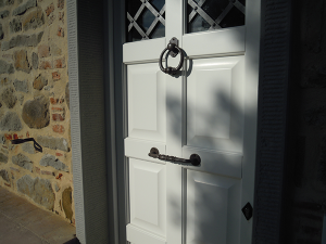 portoncino-d'-igresso-in-legno-bianco-con-grata