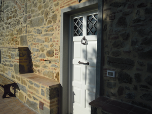 portoncino-d'-igresso-in-legno-bianco-con-grata4